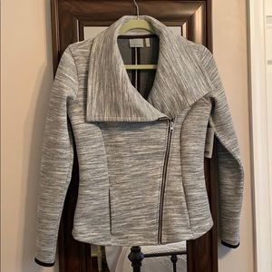 Angle-zip wide collar jacket.